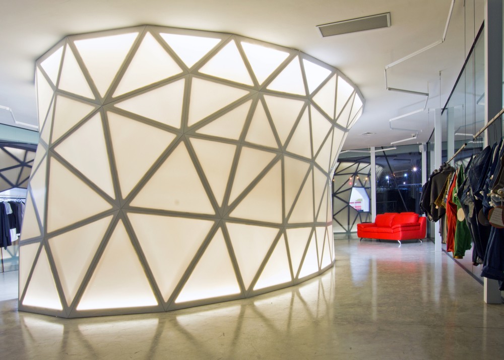 Playmaker Showroom / DRA&U