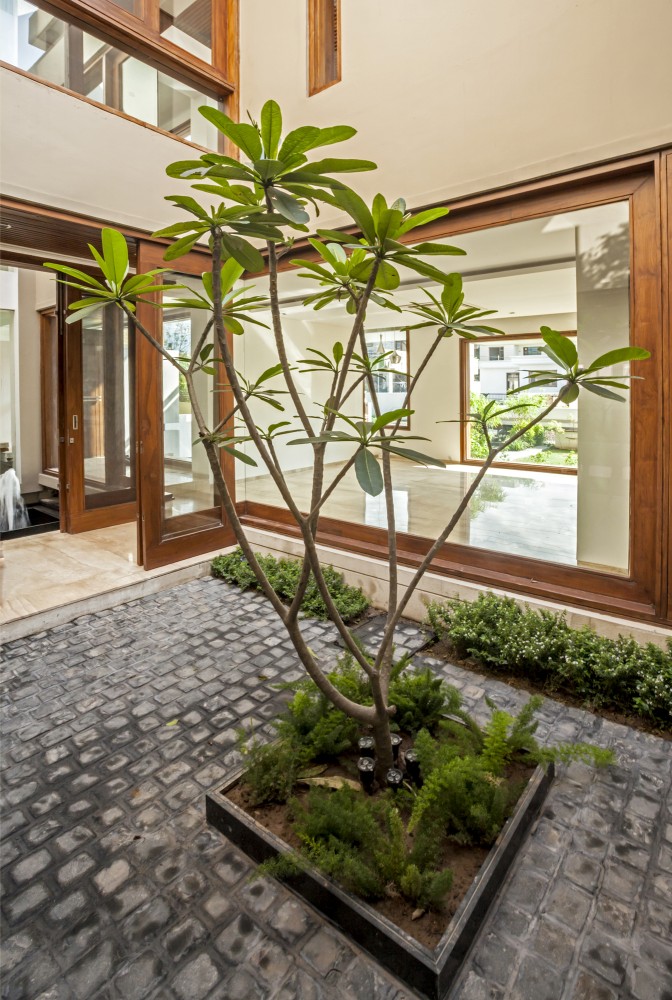 Twin Courtyard House / Charged Voids