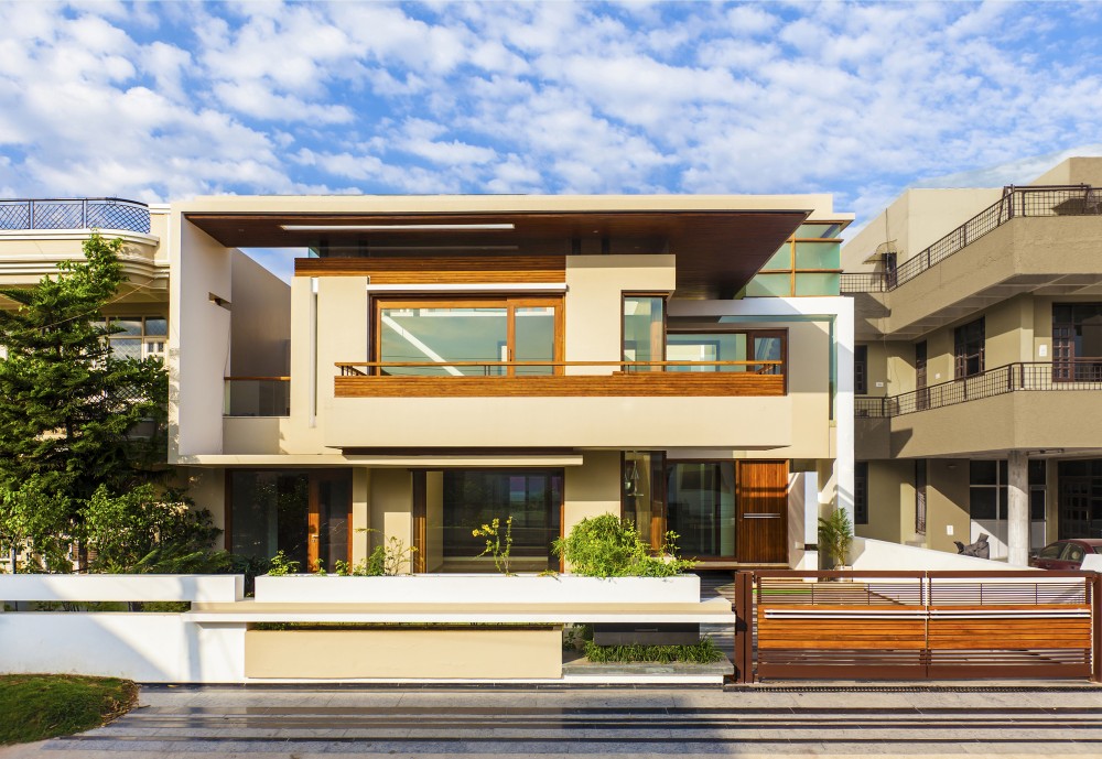 Twin Courtyard House / Charged Voids