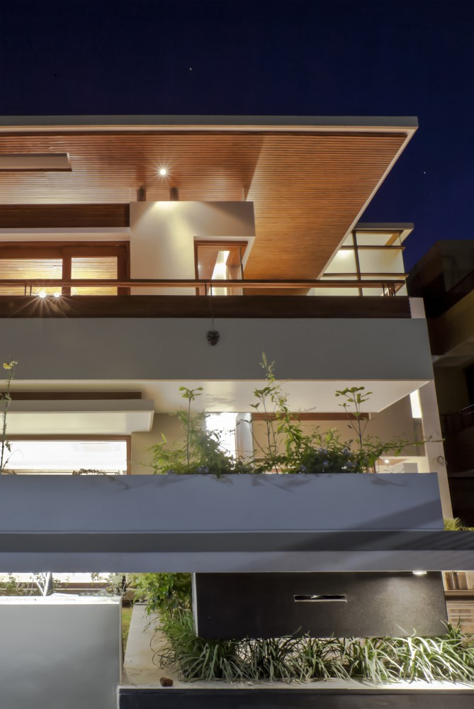 Twin Courtyard House / Charged Voids