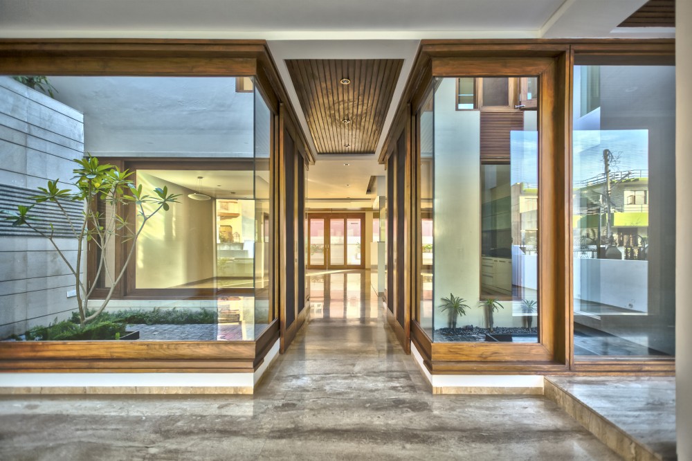Twin Courtyard House / Charged Voids