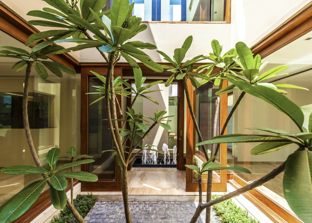 Twin Courtyard House / Charged Voids