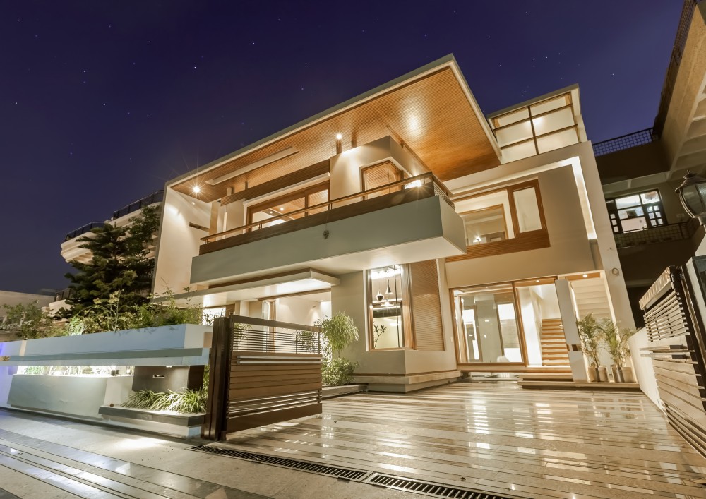 Twin Courtyard House / Charged Voids