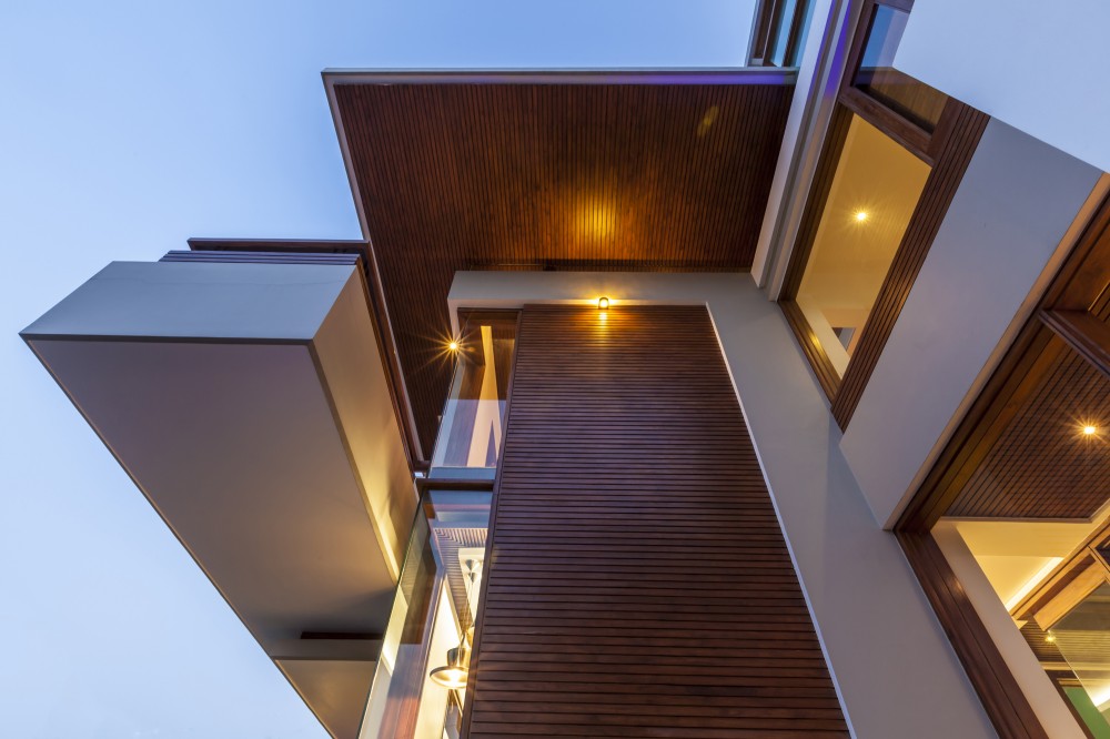 Twin Courtyard House / Charged Voids