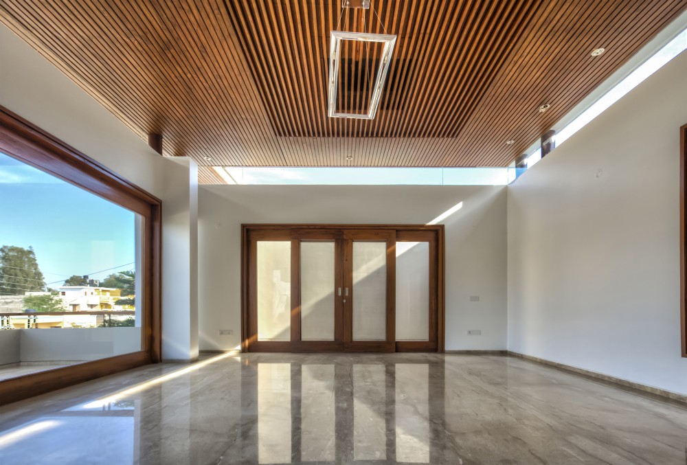 Twin Courtyard House / Charged Voids