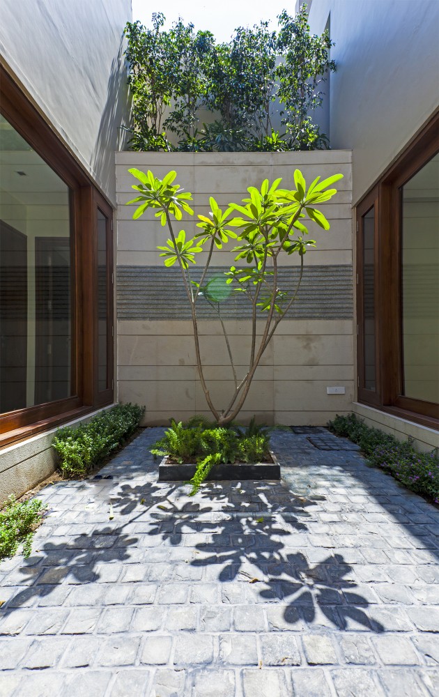 Twin Courtyard House / Charged Voids