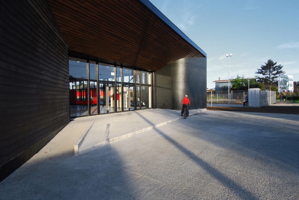 Bus Station in Los Lagos / TNG Arquitectos