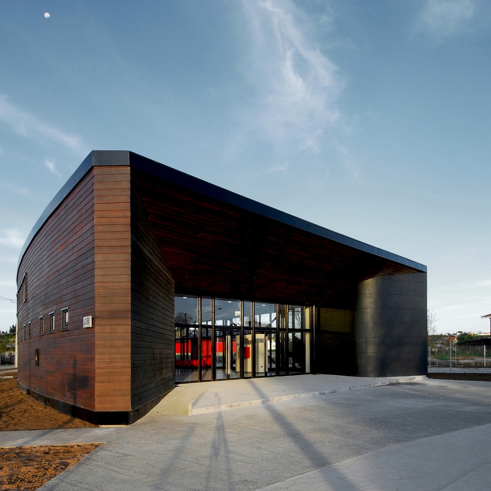 Bus Station in Los Lagos / TNG Arquitectos