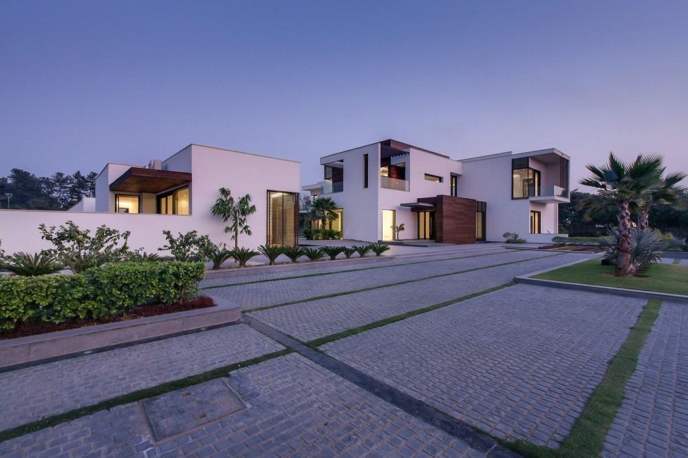F3 Farmhouse / DADA & Partners
