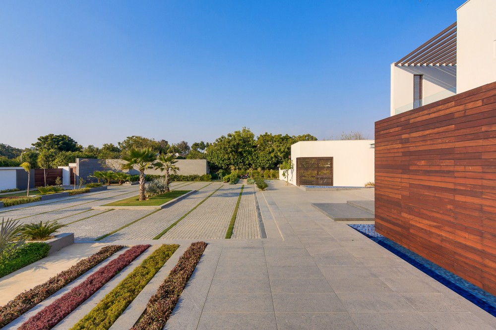 F3 Farmhouse / DADA & Partners