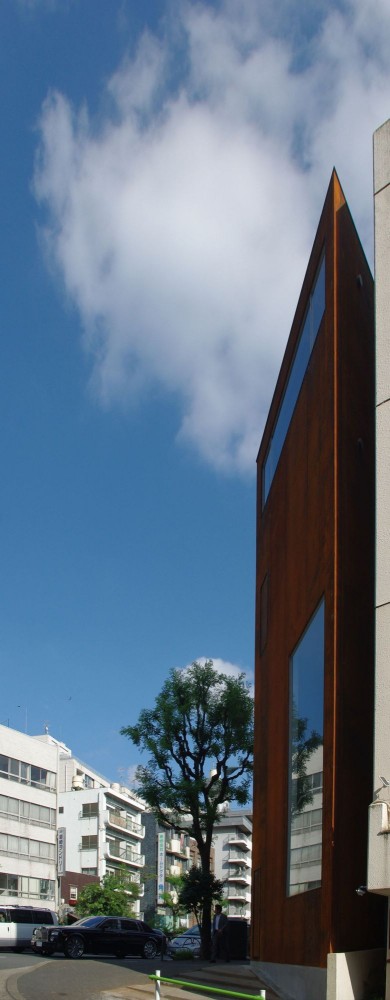 Iron Gallery / Kensuke Watanabe Architecture Studio