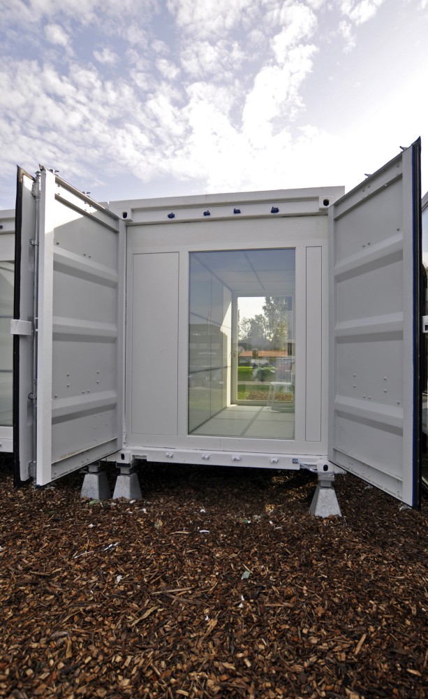 Hub 01 – Mobile Student Housing Terminal / dmvA Architecten + A3 Architects