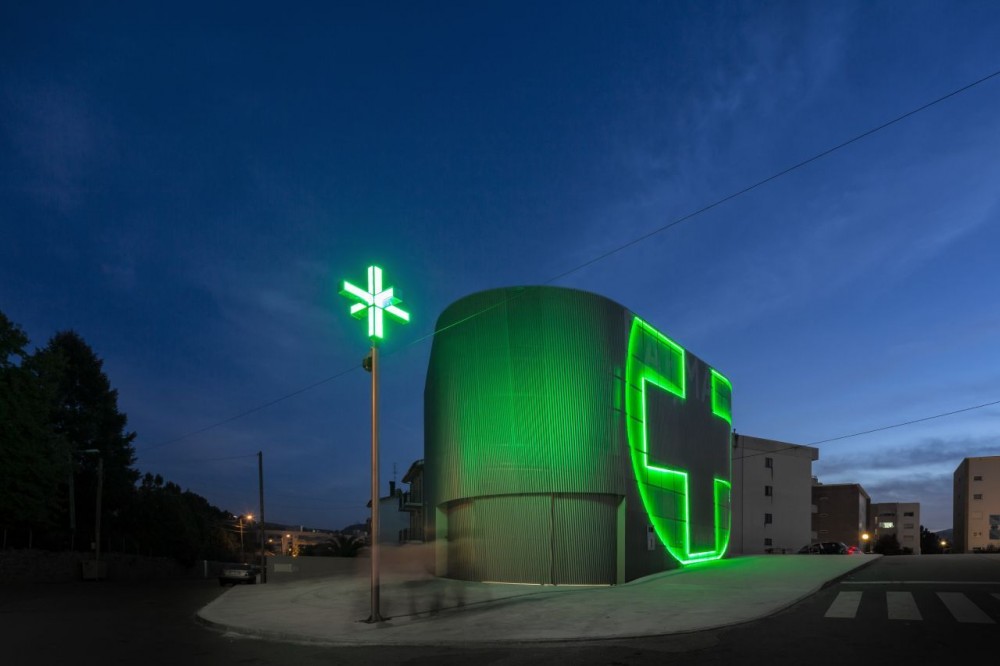 Lordelo Pharmacy / José Carlos Cruz – Arquitecto