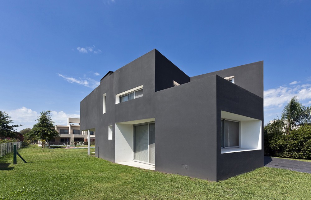 Miraflores House / Cekada-Romanos Arquitectos