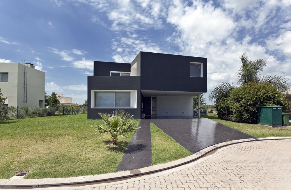 Miraflores House / Cekada-Romanos Arquitectos