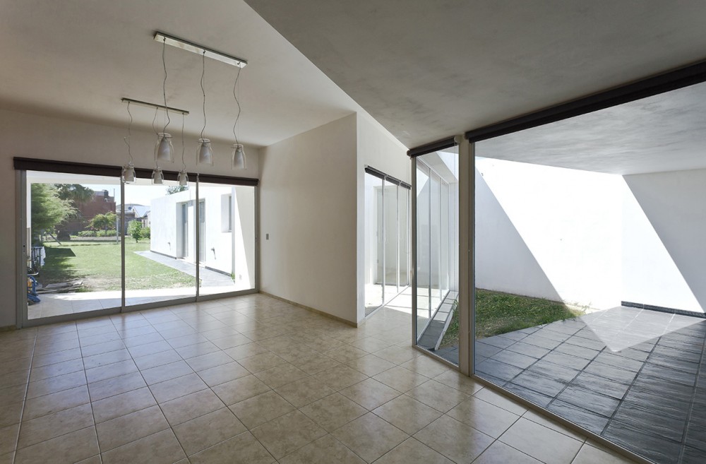 Fiore House / Cekada-Romanos Arquitectos
