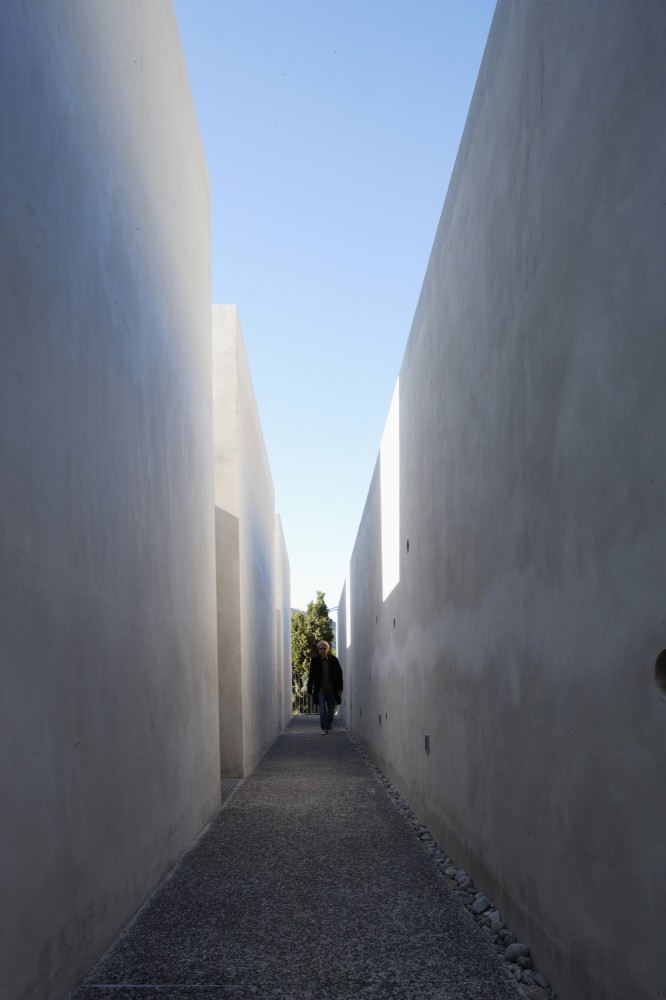 Strip of Six Apartments in Eze / CAB Architects