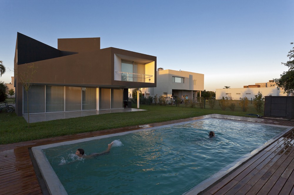 Miraflores House / Cekada-Romanos Arquitectos