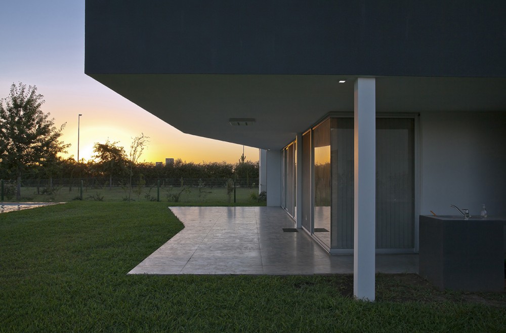Miraflores House / Cekada-Romanos Arquitectos