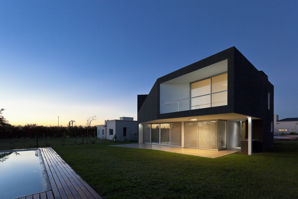 Miraflores House / Cekada-Romanos Arquitectos