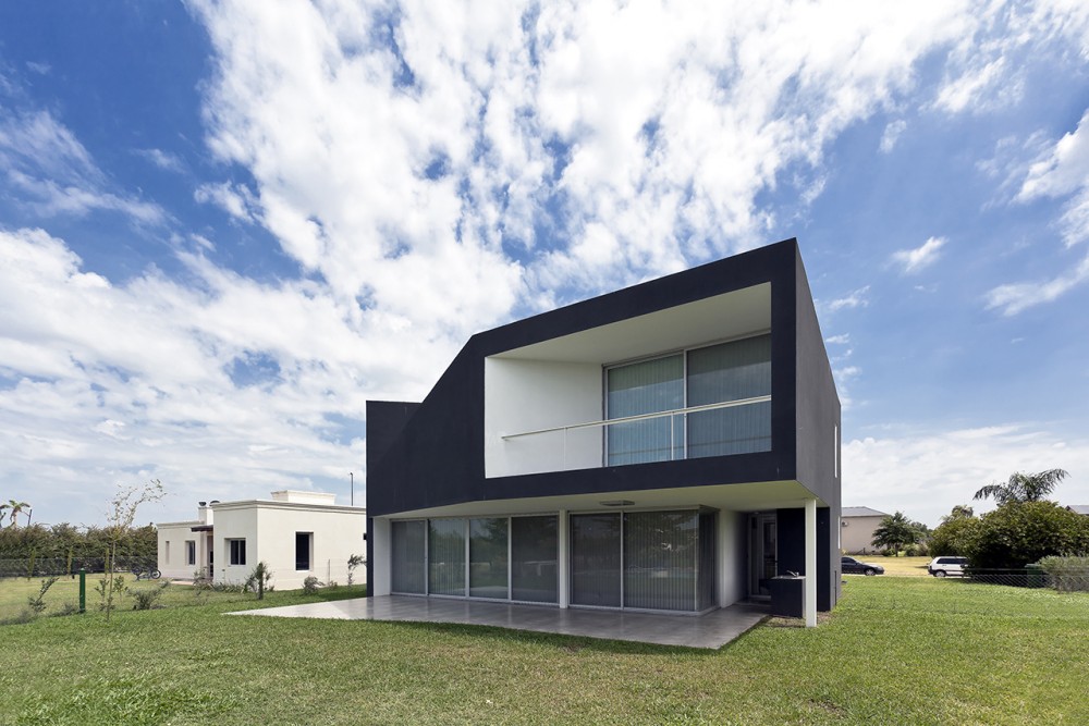Miraflores House / Cekada-Romanos Arquitectos