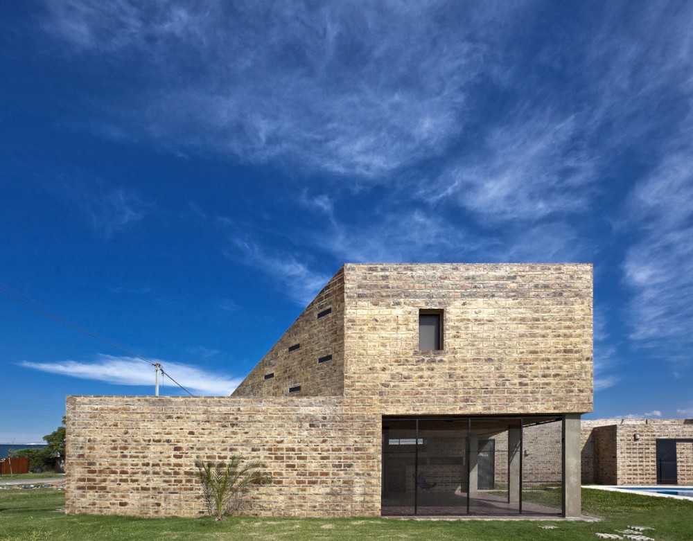 Alejandra House / Cekada-Romanos Arquitectos