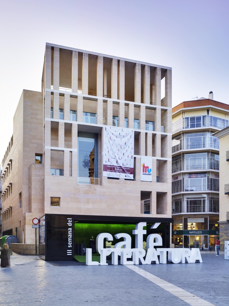 Coffee and Literature Stand / Clavel Arquitectos