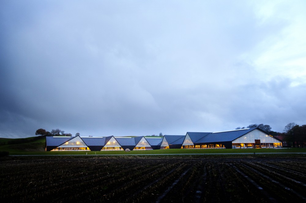 Vejlskovgaard Stable / LUMO Architects