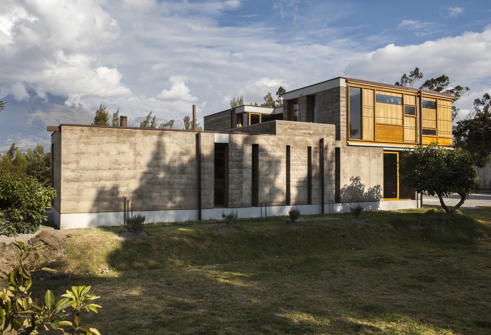 Cotacachi House / Arquitectura X