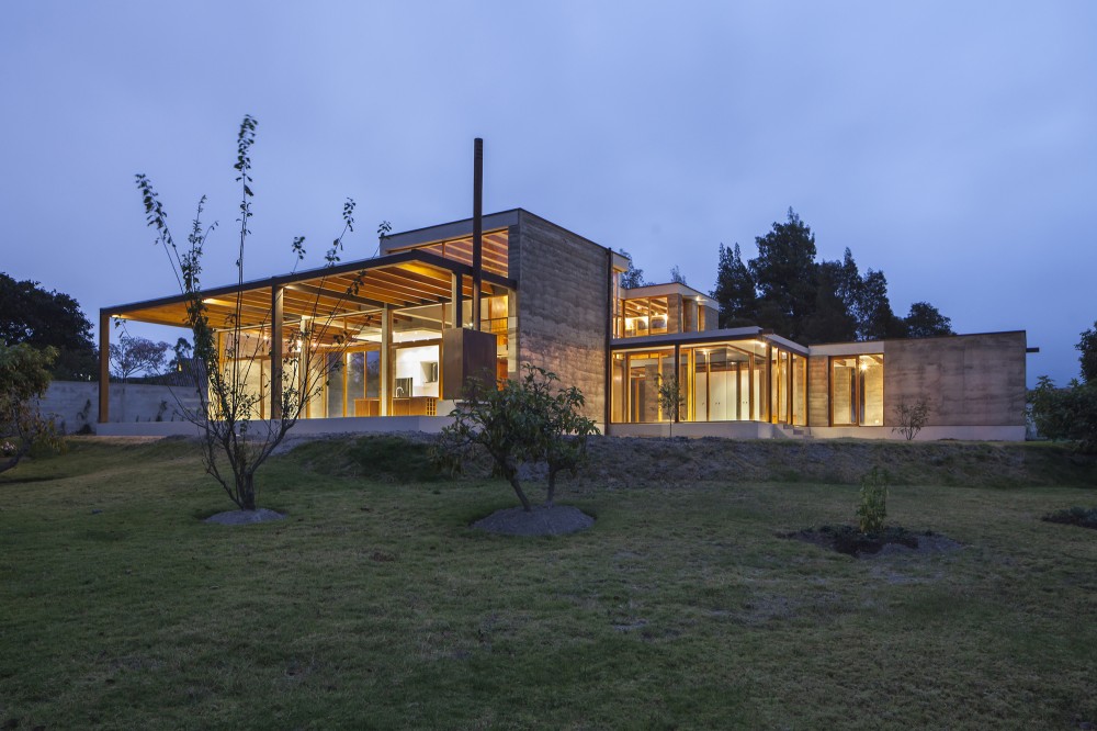 Cotacachi House / Arquitectura X