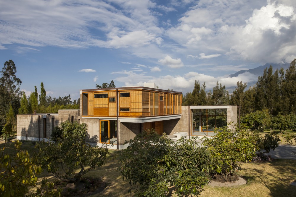 Cotacachi House / Arquitectura X