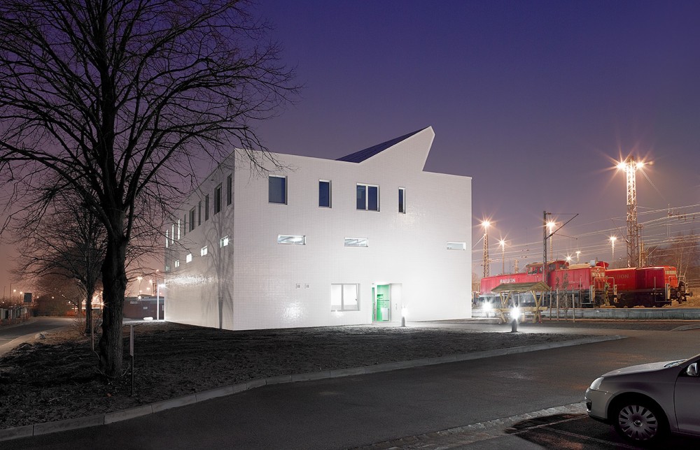 Railway Service Building / blauraum