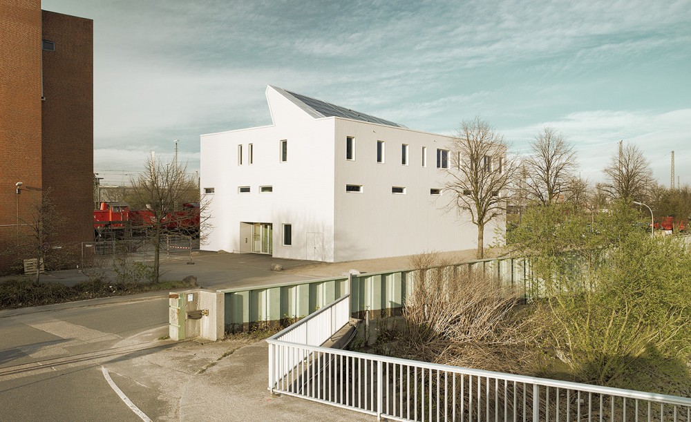 Railway Service Building / blauraum
