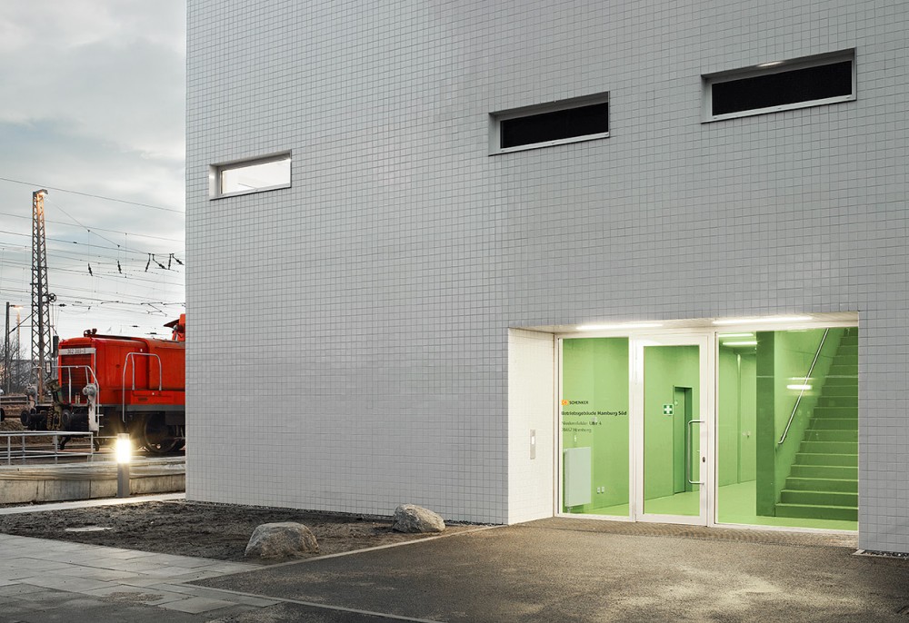 Railway Service Building / blauraum