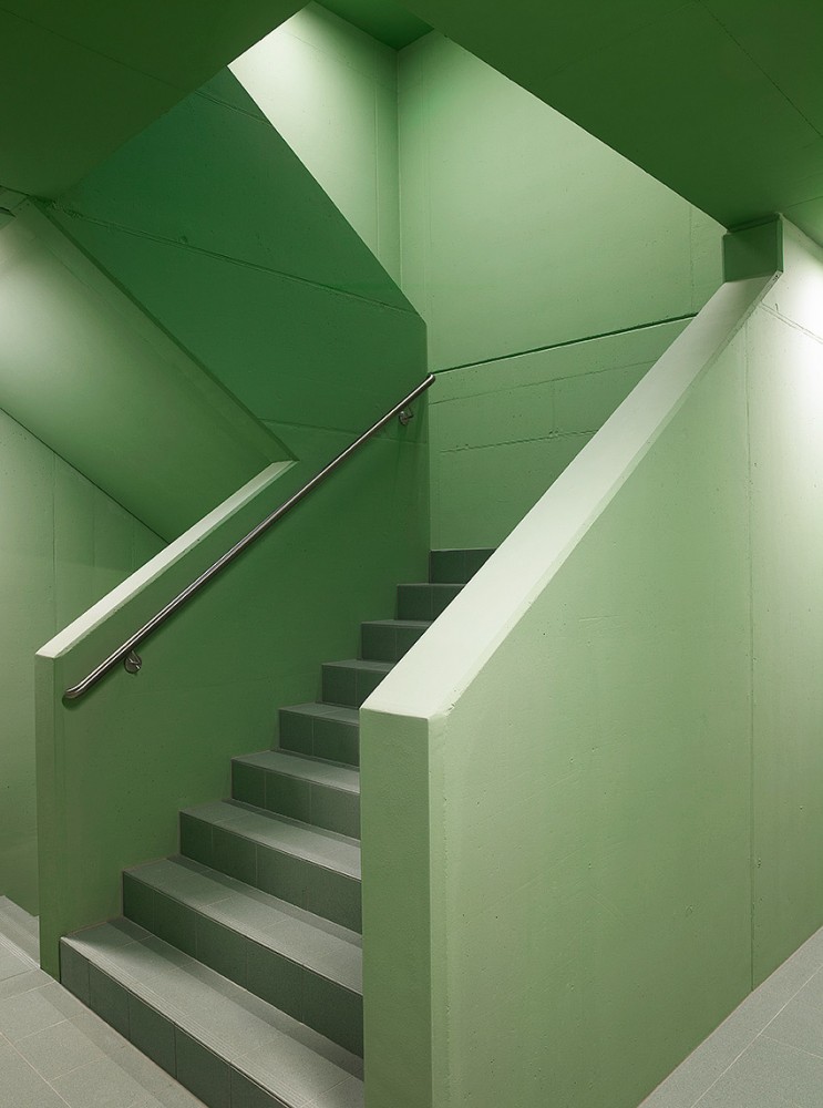 Railway Service Building / blauraum