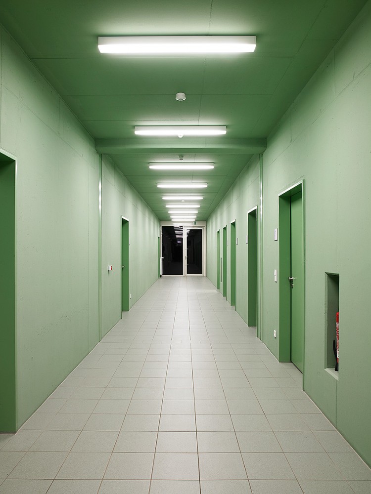Railway Service Building / blauraum