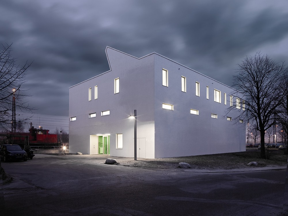 Railway Service Building / blauraum