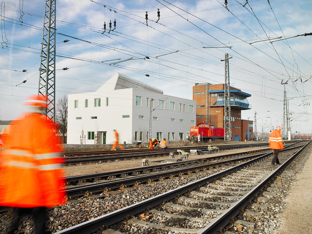 Railway Service Building / blauraum