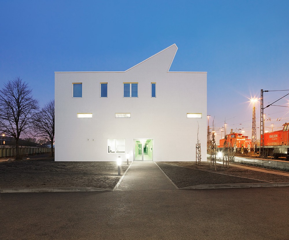Railway Service Building / blauraum