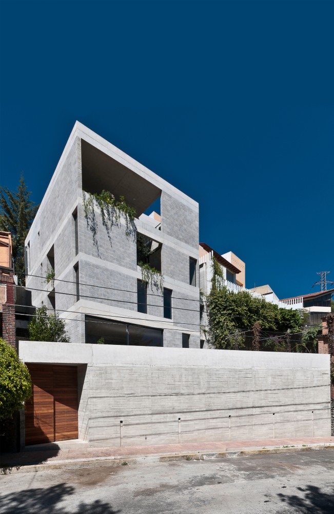 Búhos House / Ambrosi I Etchegaray