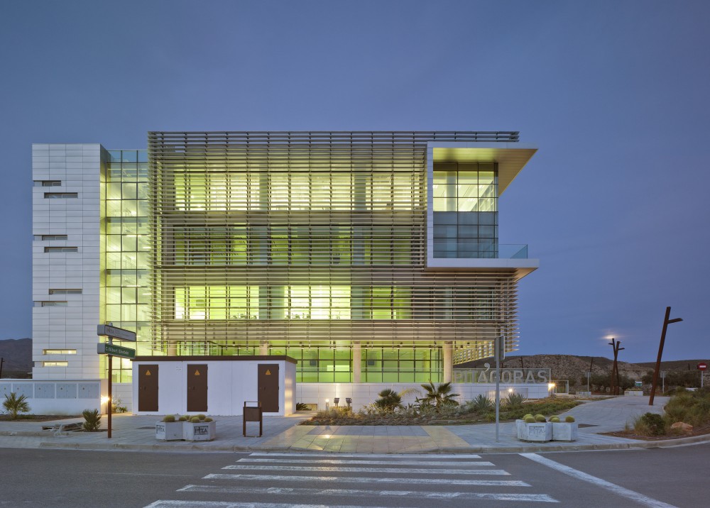 Tecnova Headquarters / Ferrer Arquitectos