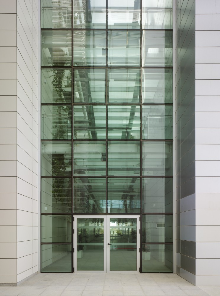 Tecnova Headquarters / Ferrer Arquitectos