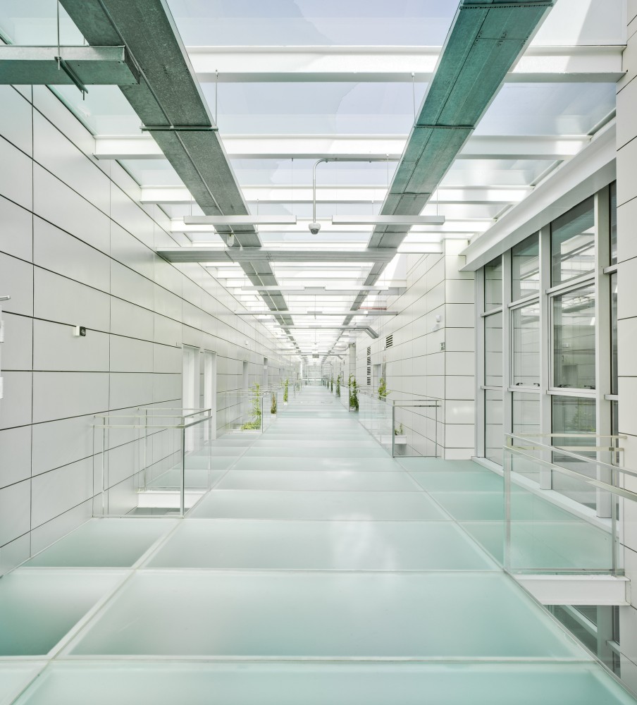Tecnova Headquarters / Ferrer Arquitectos
