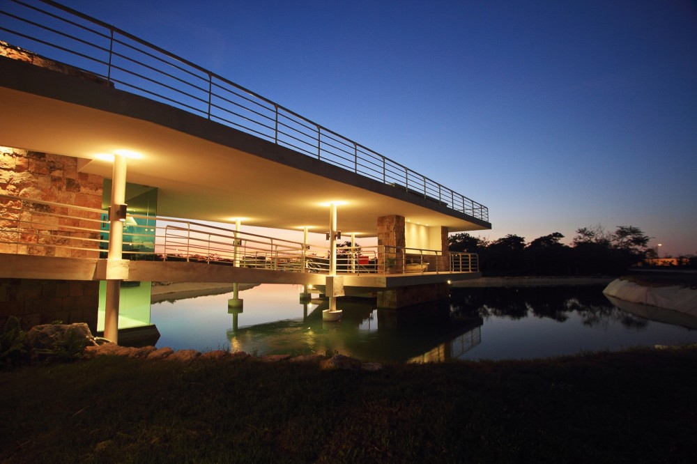 Club House Punta Lago / Seijo Peon Arquitectos