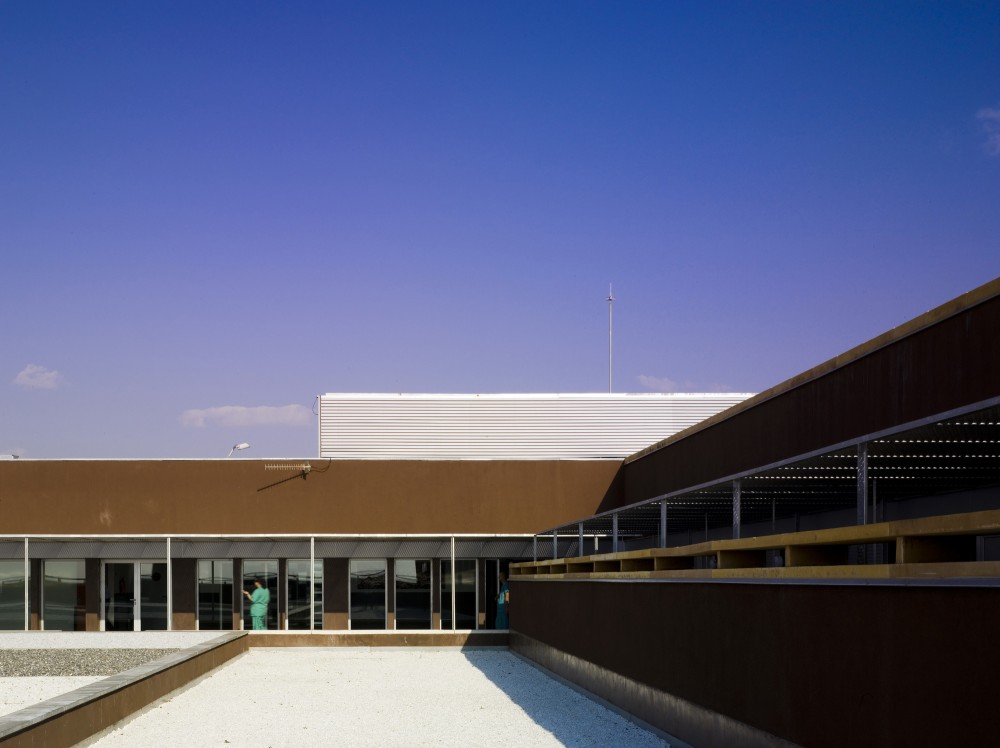 Tierra De Barros Hospital / EACSN + Junquera Arquitectos