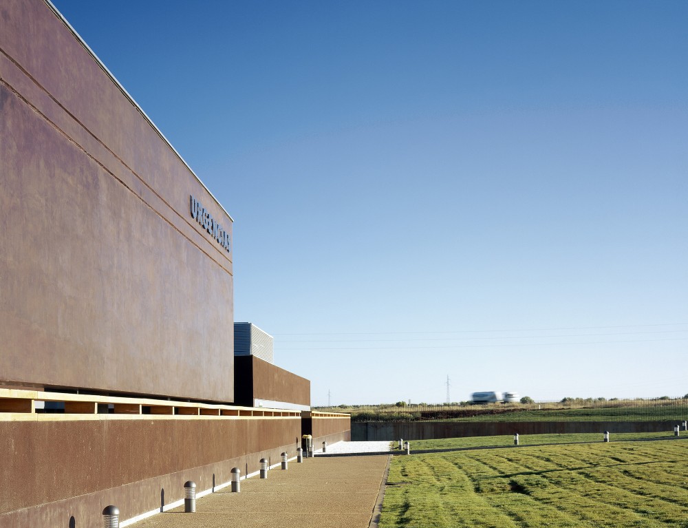 Tierra De Barros Hospital / EACSN + Junquera Arquitectos