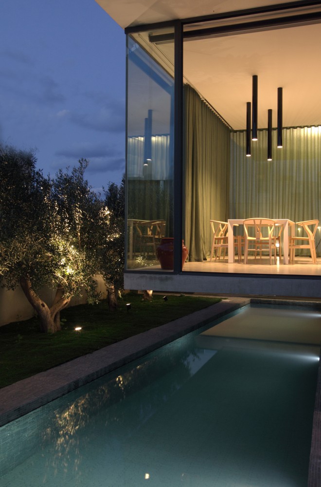 Hanging Home / Chris Briffa Architects