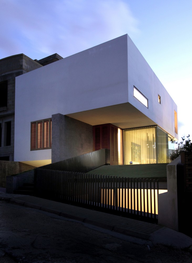 Hanging Home / Chris Briffa Architects