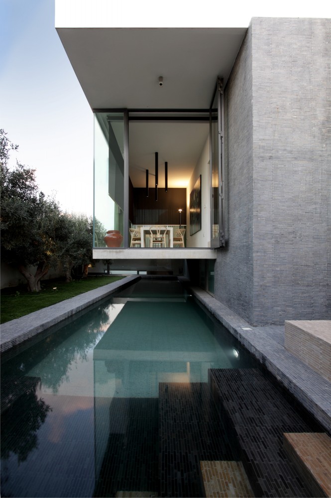 Hanging Home / Chris Briffa Architects