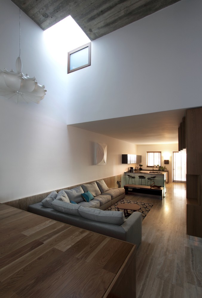 5106dfb2b3fc4b79920003d3_hanging-home-chris-briffa-architects_12.jpg